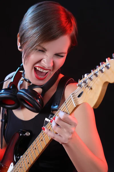Chica de moda con guitarra tocando rock — Foto de Stock