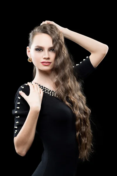 Portrét krásné bruneta žena v černých šatech. — Stock fotografie