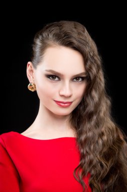 Siyah saçlı ve akşam makyaj güzel kadınla. seksi kırmızı elbise