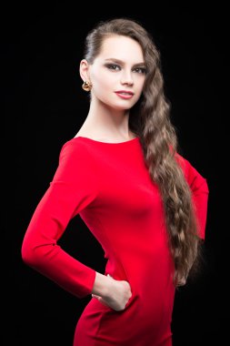 Siyah saçlı ve akşam makyaj güzel kadınla. seksi kırmızı elbise