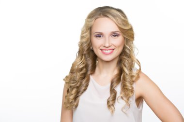 uzun sarı kıvırcık saçlı güzel kadın.