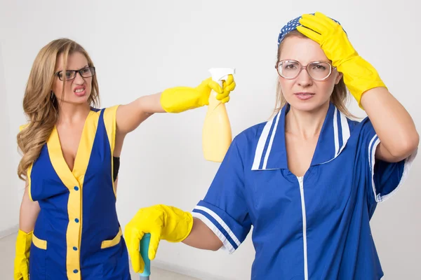 Two different cleaners compete. poor staff — Stock Photo, Image