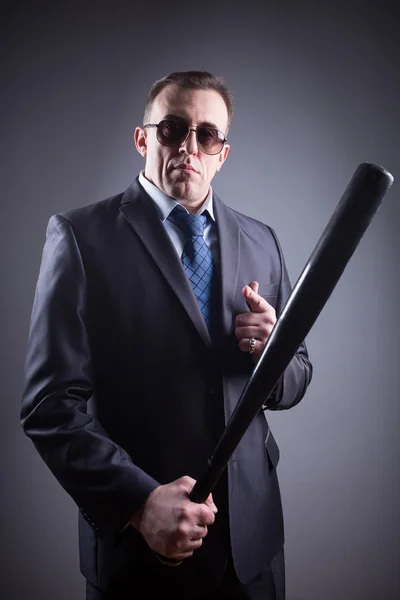 Gangster masculino con bate de béisbol — Foto de Stock