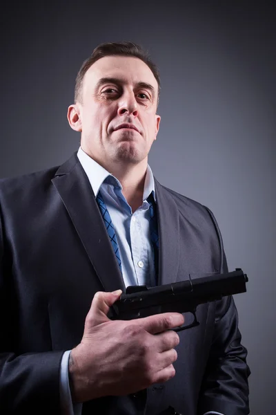 Hombre de traje de negocios con un arma — Foto de Stock