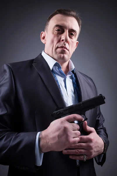 Hombre de traje de negocios con un arma — Foto de Stock