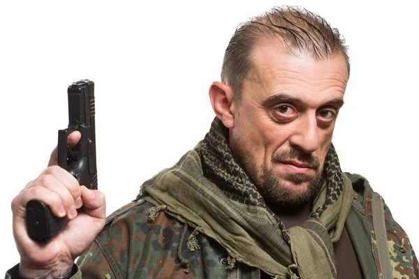 Mannelijke terrorist. militaire jas. kanon in zijn hand. — Stockfoto