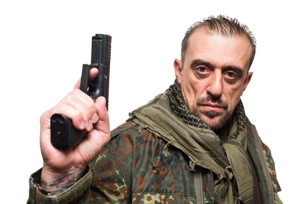 Männlicher Terrorist. Militärjacke. Waffe in der Hand. — Stockfoto