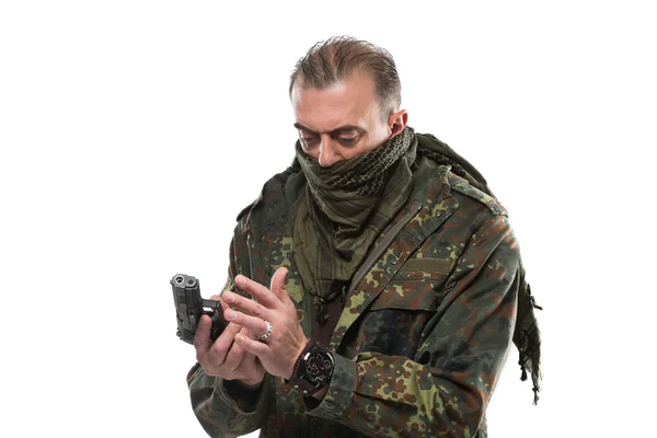 Hombre terrorista. chaqueta militar. arma en su mano . — Foto de Stock