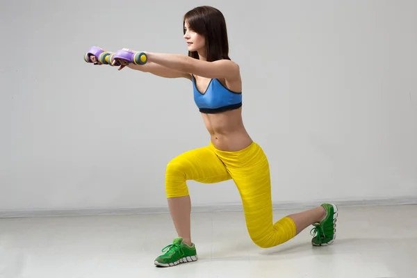 Sportovní žena se svaly s činkami čerpání — Stock fotografie