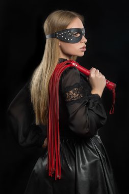 kırmızı deri kırbaç ve maske bdsm kızla