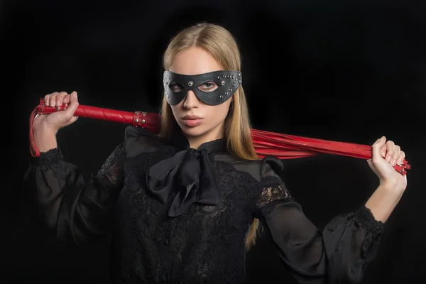 Flicka med rött läder piska och mask bdsm — Stockfoto