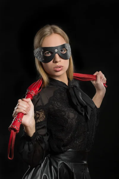 Chica con látigo de cuero rojo y máscara BDSM — Foto de Stock