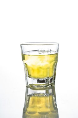 beyaz izole buzlu viski