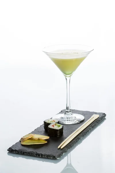 Κίτρινο κοκτέιλ με ένα σύνολο σούσι σε άσπρο φόντο — Φωτογραφία Αρχείου