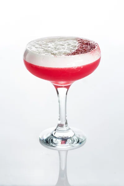 Cocktail rosa decorato con marshmallow isolato su sfondo bianco — Foto Stock