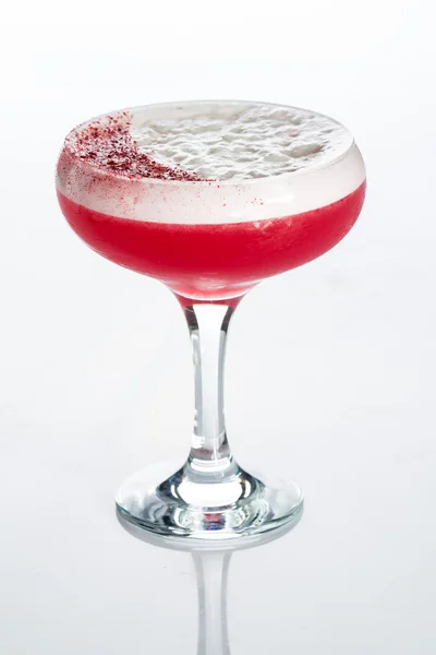 Roze cocktail versierd met marshmallow geïsoleerd op witte achtergrond — Stockfoto