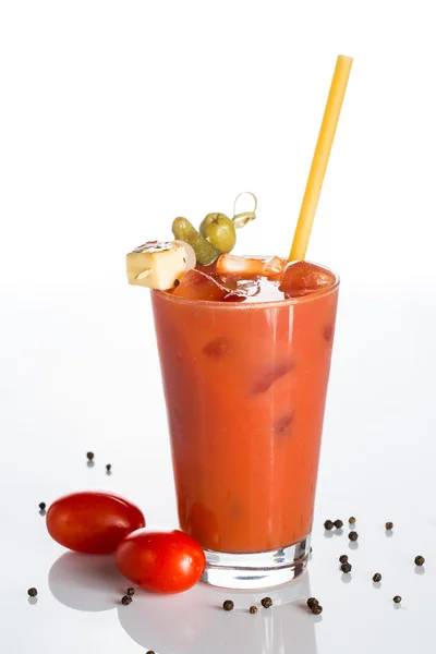 Bloody mary cocktail op een witte achtergrond — Stockfoto