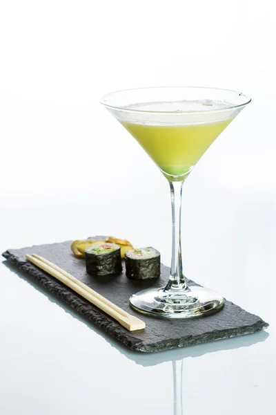 Cocktail galben cu un set de sushi pe fundal alb — Fotografie, imagine de stoc