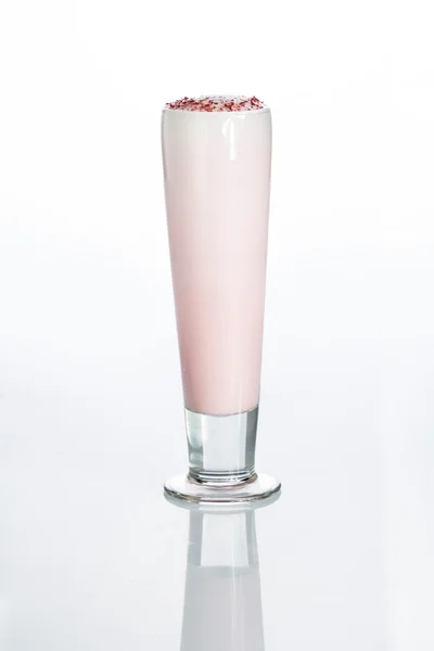 Rosa cocktail dekorerad med marshmallow isolerad på vit bakgrund — Stockfoto