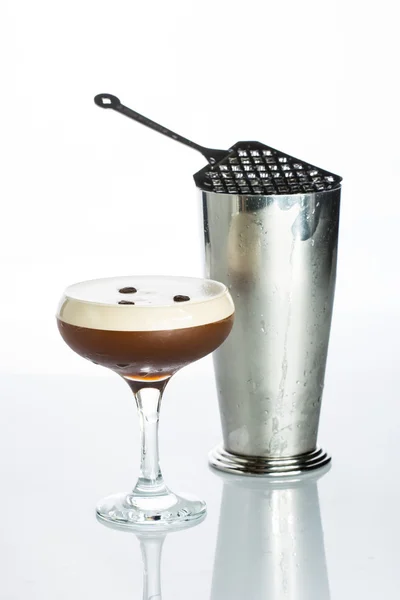 Gelaagde chocolade Cocktail met slagroom in geïsoleerd glas witte achtergrond — Stockfoto