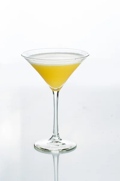 Oranje cocktail knipsel, geïsoleerd op witte achtergrond — Stockfoto