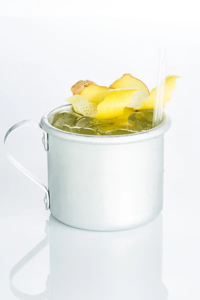 Whiskey com gelo no círculo de ferro isolado em branco. raspas de limão — Fotografia de Stock