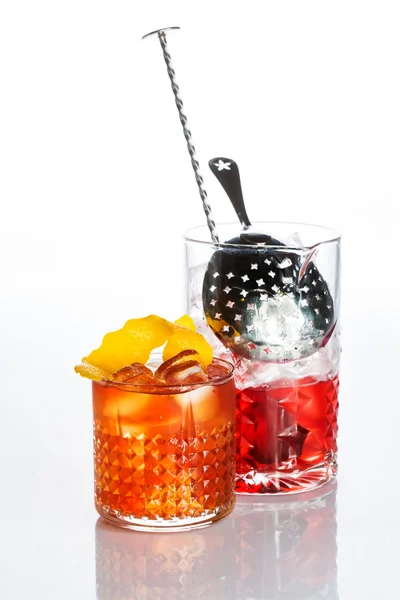 Бурштиновий коктейль у склянці ізольований на білому тлі — стокове фото
