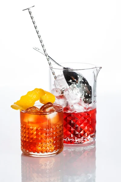 Cocktail de chihlimbar într-un pahar izolat pe fundal alb — Fotografie, imagine de stoc