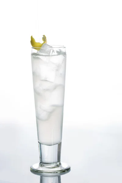 Ένα ποτήρι καθαρό νερό με παγάκια. Απομονωμένα σε λευκό φόντο — Φωτογραφία Αρχείου