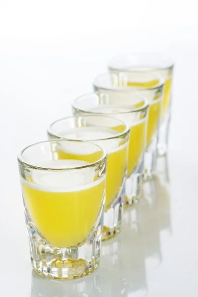 Belos copos de tiro de volta iluminado. amarelo — Fotografia de Stock