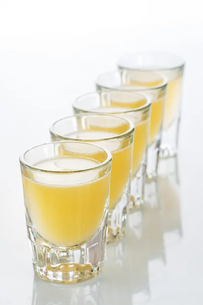 Belos copos de tiro de volta iluminado. amarelo — Fotografia de Stock