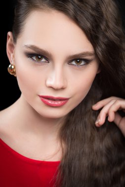 Siyah saçlı ve akşam makyaj güzel kadınla. seksi kırmızı elbise