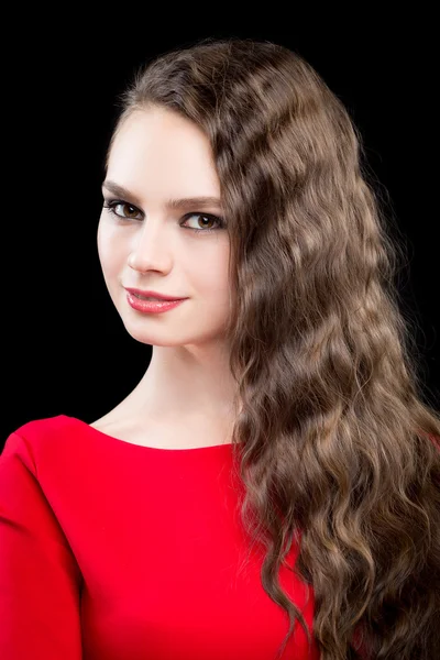 Schöne Frau mit dunklen Haaren und abends Make-up. sexy rotes Kleid — Stockfoto