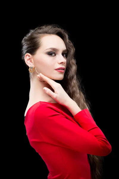 Hermosa mujer con cabello oscuro y maquillaje de noche. vestido rojo sexy — Foto de Stock
