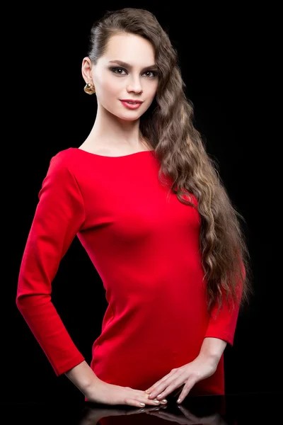 Hermosa mujer con cabello oscuro y maquillaje de noche. vestido rojo sexy —  Fotos de Stock