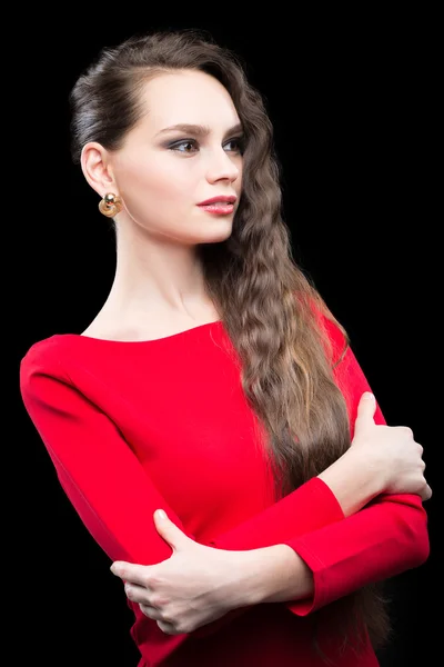 Hermosa mujer con cabello oscuro y maquillaje de noche. vestido rojo sexy — Foto de Stock