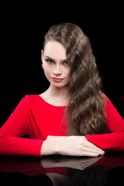 Krásná žena s tmavými vlasy a večerní make-up. sexy červené šaty — Stock fotografie