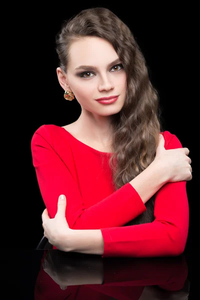 Hermosa mujer con cabello oscuro y maquillaje de noche. vestido rojo sexy —  Fotos de Stock