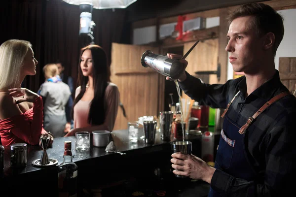 Przystojny barman serwuje koktajl do atrakcyjny dama elegancki bar — Zdjęcie stockowe