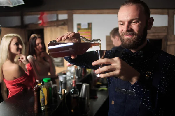 Handsome bartender serving cocktail to attractive woman in classy bar — Stock Photo, Image