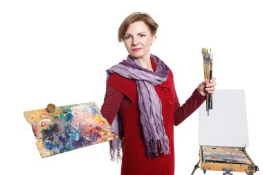 Sanatçı kadın iş yerinde. izole.