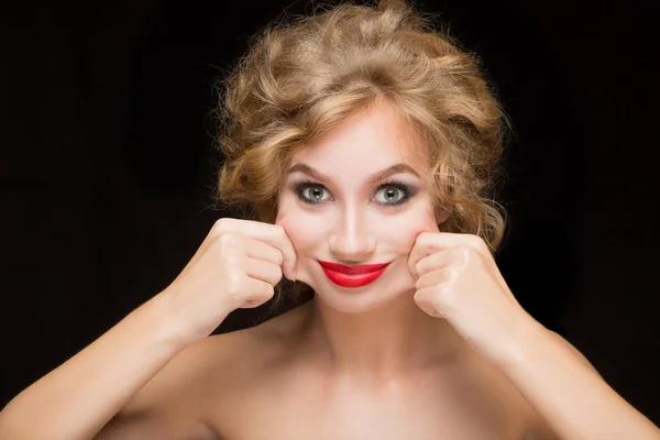 Menina puxa um sorriso dedos — Fotografia de Stock