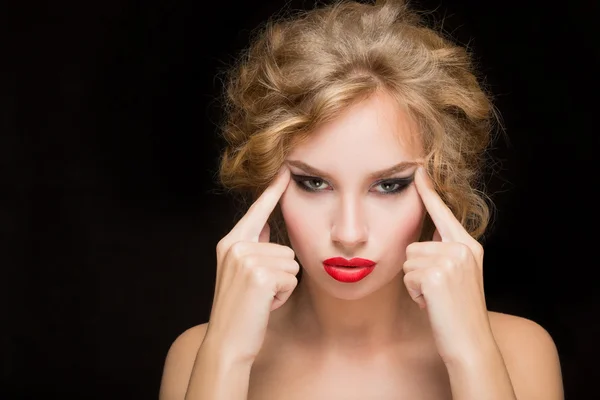 Gesicht einer schönen Frau, die auf ihre Stirn zeigt — Stockfoto