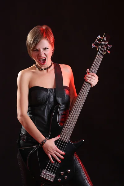 Menina sexy em roupas de couro com guitarra baixo — Fotografia de Stock