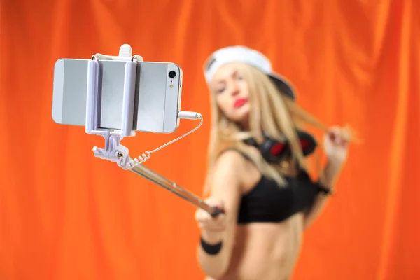 섹시 한 힙합 소녀 휴대 전화에 자신을 촬영 — 스톡 사진