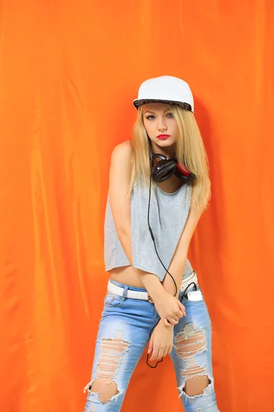 Jeune jolie femme hipster écouter de la musique et danser . — Photo