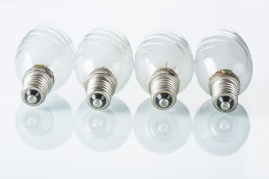 Ampul beyaz, gerçekçi fotoğraf görüntüsünde izole edildi