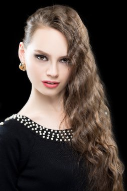 siyah elbiseli güzel esmer kadın portresi.