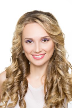 uzun sarı kıvırcık saçlı güzel kadın.