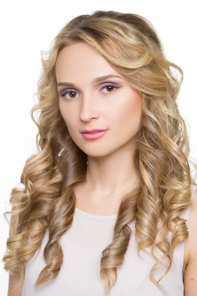 Schöne Frau mit langen blonden lockigen Haaren. — Stockfoto